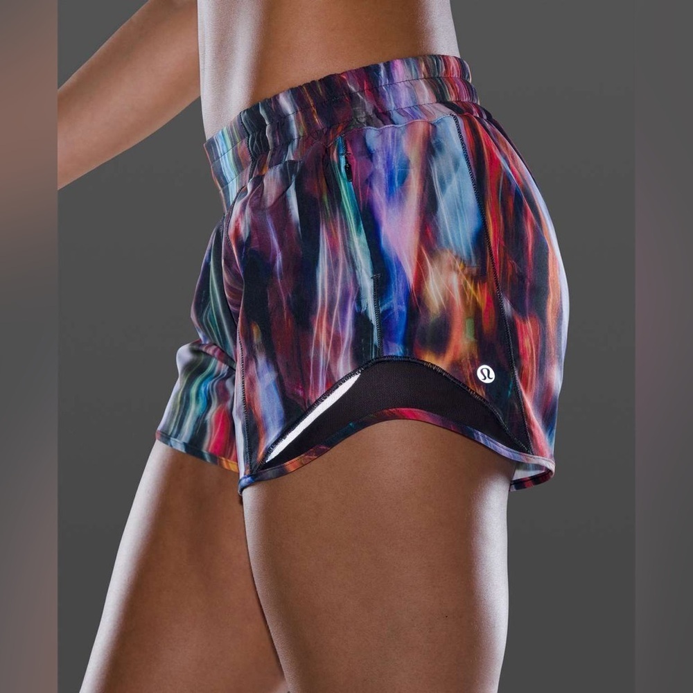 Lululemon Hotty Hot Short II *Long 4" in Chroma Fusion Multi / Black Size 4